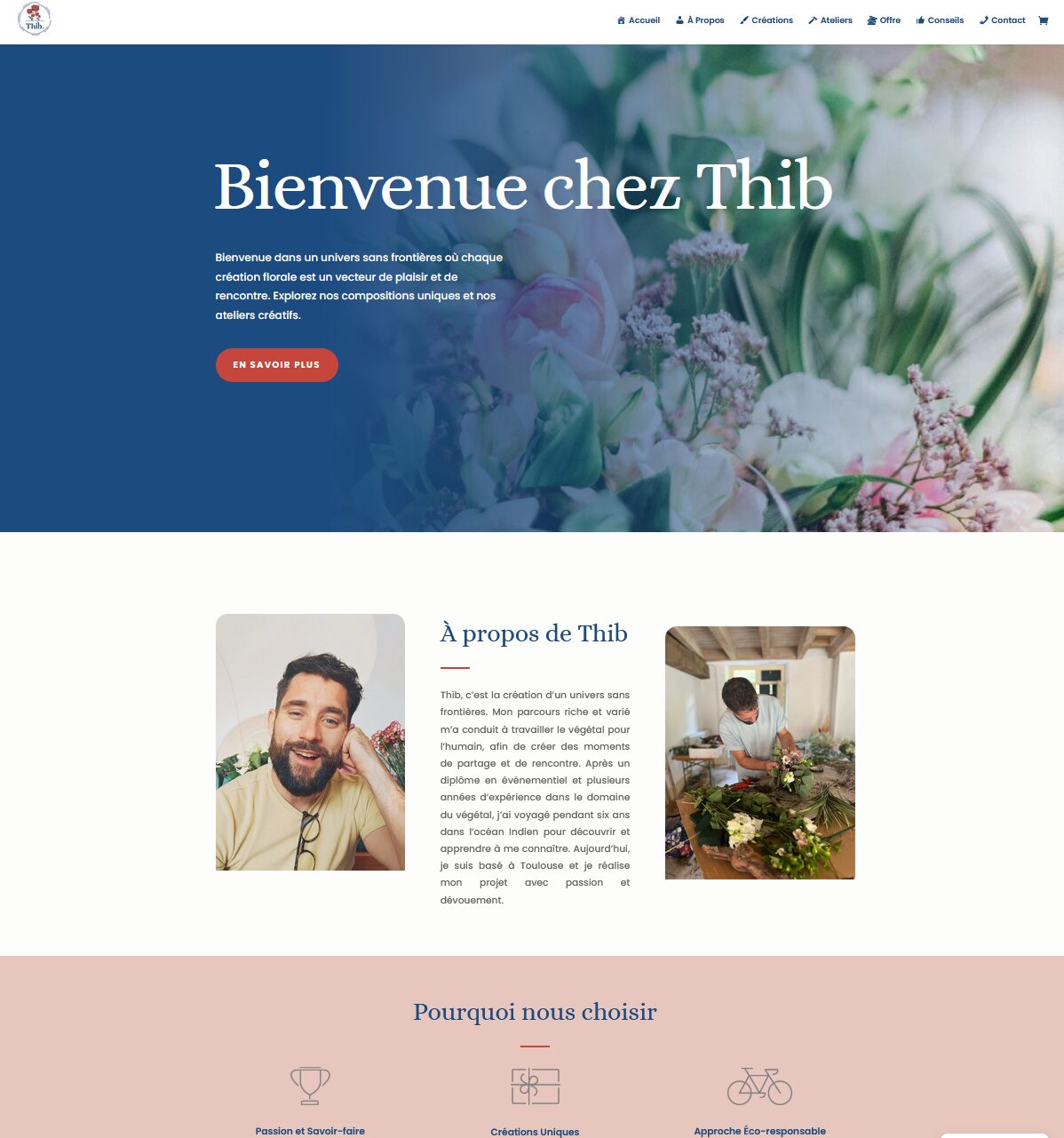 Homme souriant dans un atelier floral